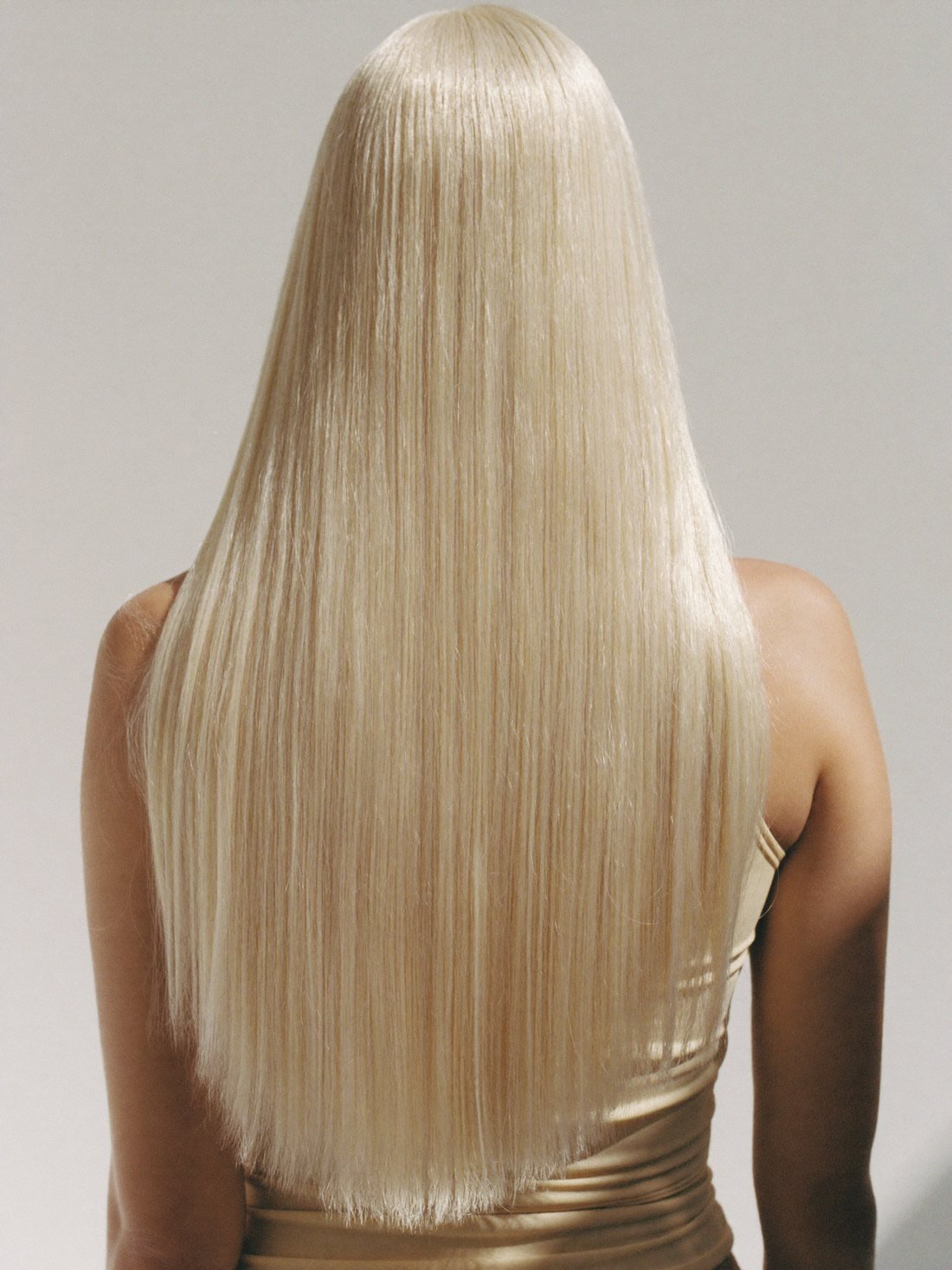 Brassy, lifted blonde hair, treated with Kérastase Blond Absolu